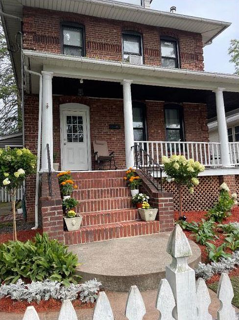 Front of Home with Lemonade Porch