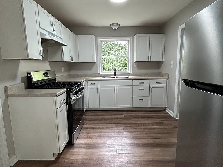 1122 Winton Ave — Photo 2