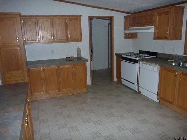 2nd image of 176 Middle Rd
