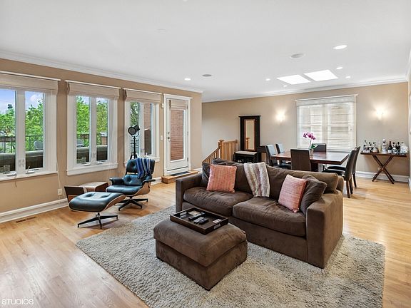 3rd image of 3037 N Kenmore Ave APT 3