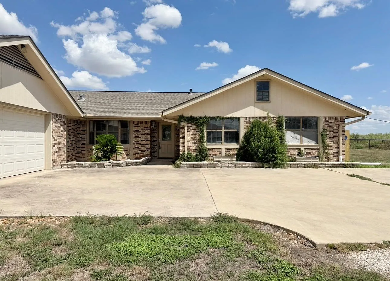 3 bed, 2.0 bath, 1831 sqft, $1,960 — Photo 1