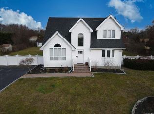 17 Quaker Path, Yaphank, NY 11980