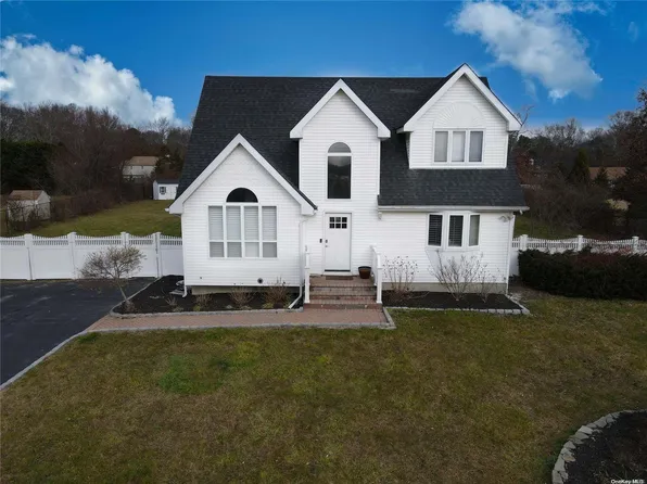 17 Quaker Path, Yaphank, NY 11980