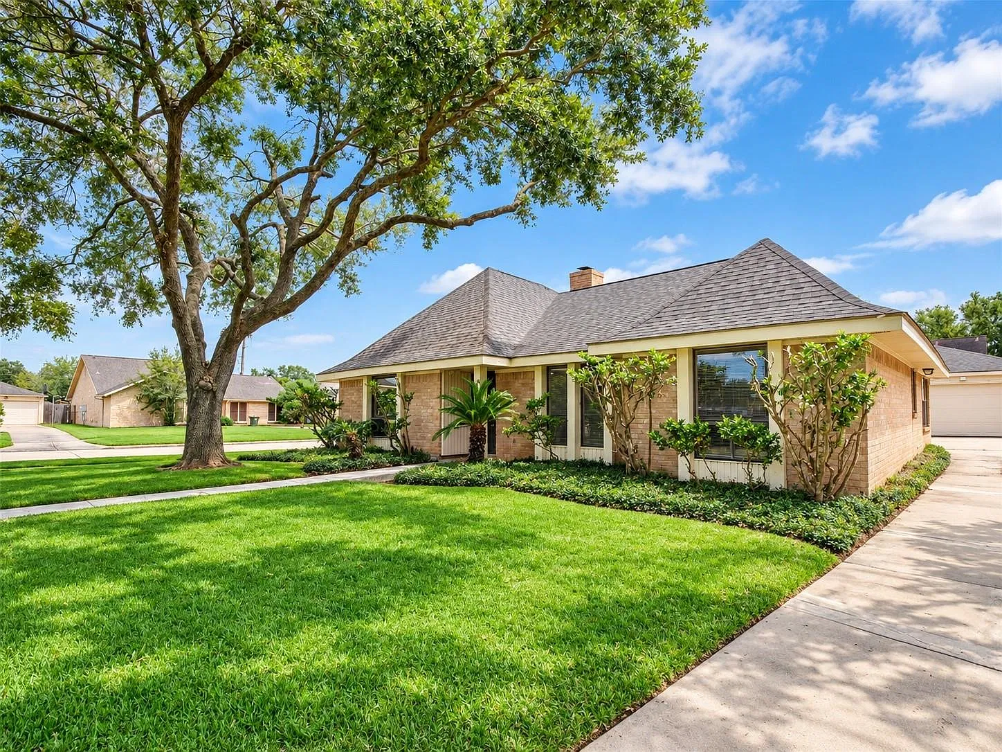 4 bed, 2.0 bath, 2447 sqft, $2,600 — Photo 2
