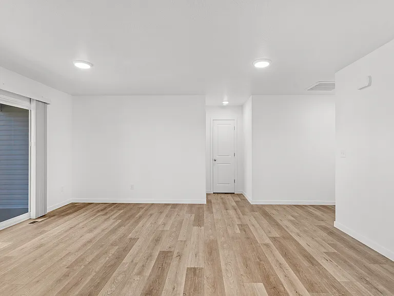 810 Lambert Cir — Photo 15