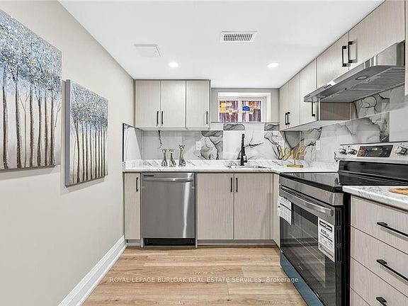 4th image of 150 Brucedale Ave E