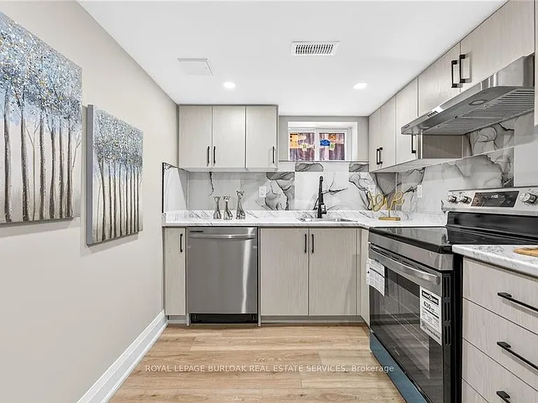 150 Brucedale Ave E #LOWER — Photo 4