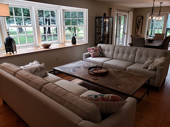 3rd image of 363 Lakeview Dr