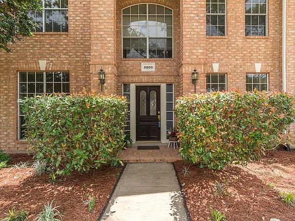 3rd image of 2203 Riviera Dr