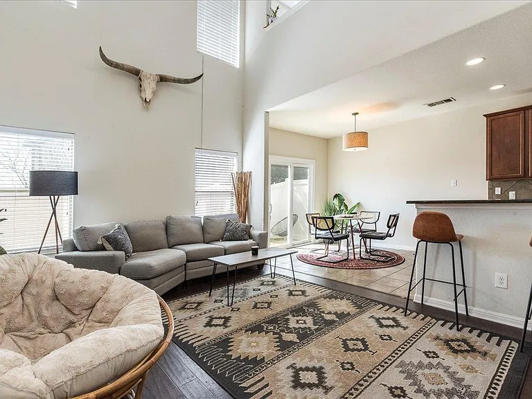 1721 Monahans Ln — Photo 2