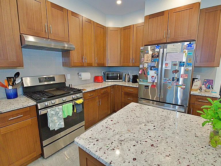2408 Hammett Ave — Photo 12