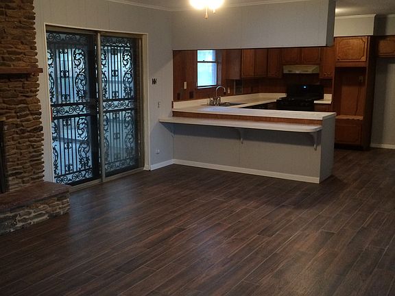 3rd image of 800 Lakeview Dr