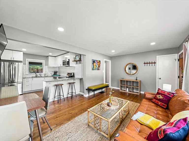 917 Hall St — Photo 11