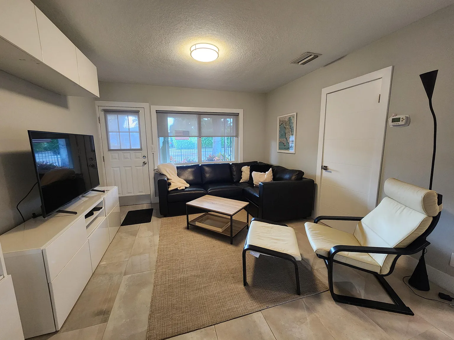 2 bed, 1.0 bath, 900 sqft, $2,300 — Photo 2