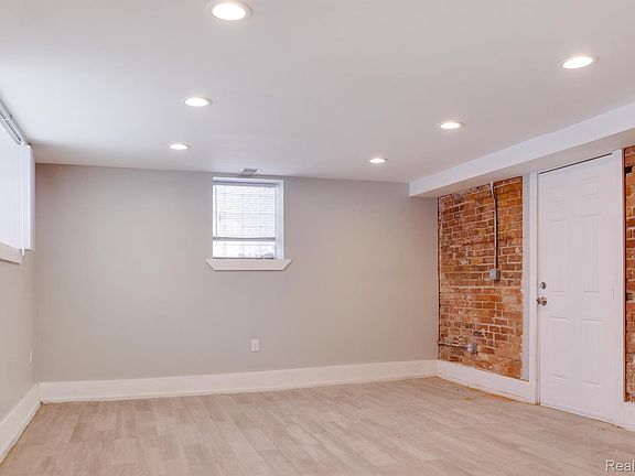 5th image of 109 Leicester Ct #1