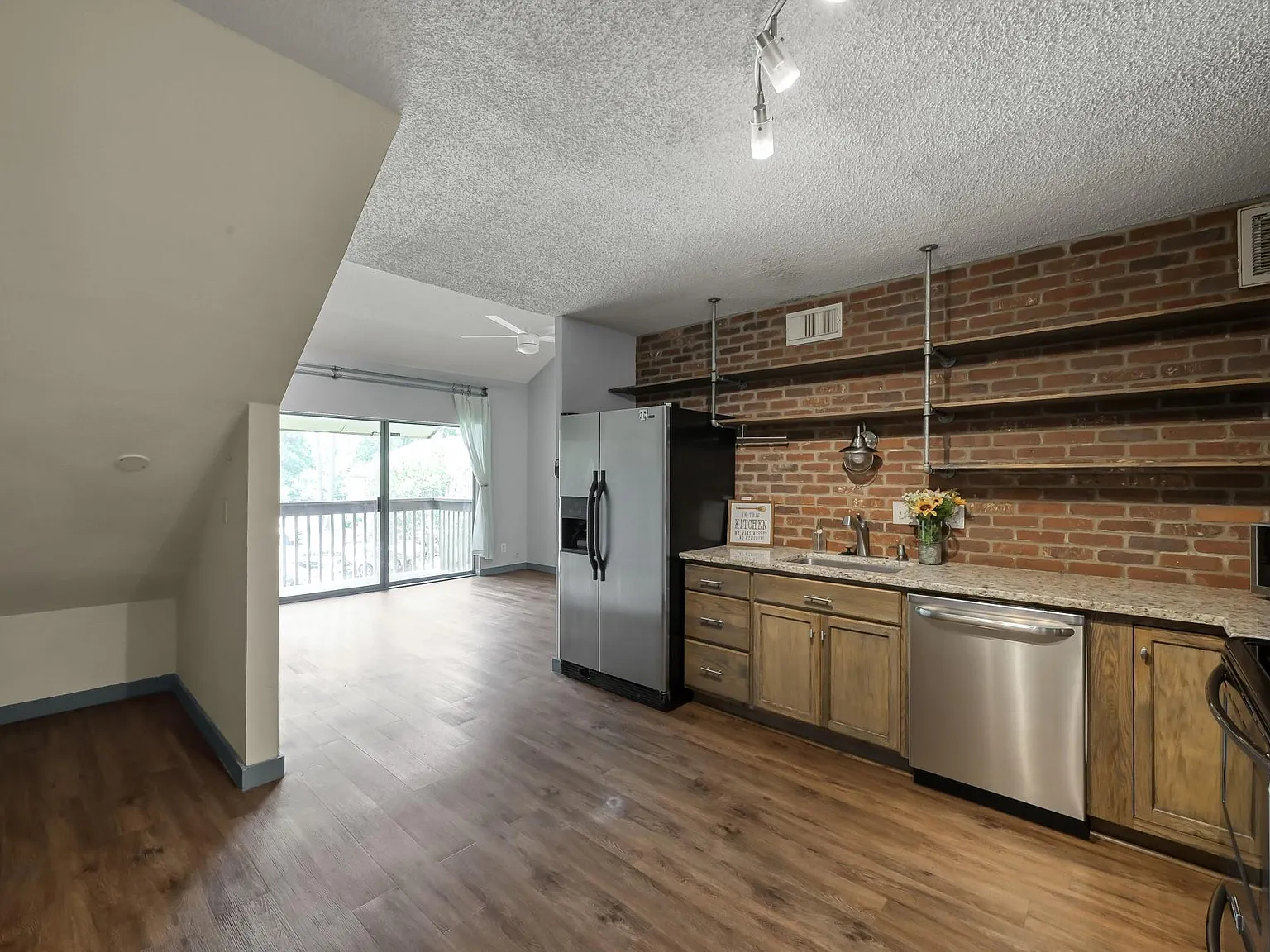 2 bed, 2.0 bath, 896 sqft, $1,300 — Photo 3