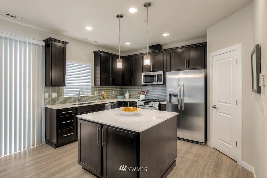 3 bed, 2.5 bath, 1609 sqft, $3,255 — Photo 4