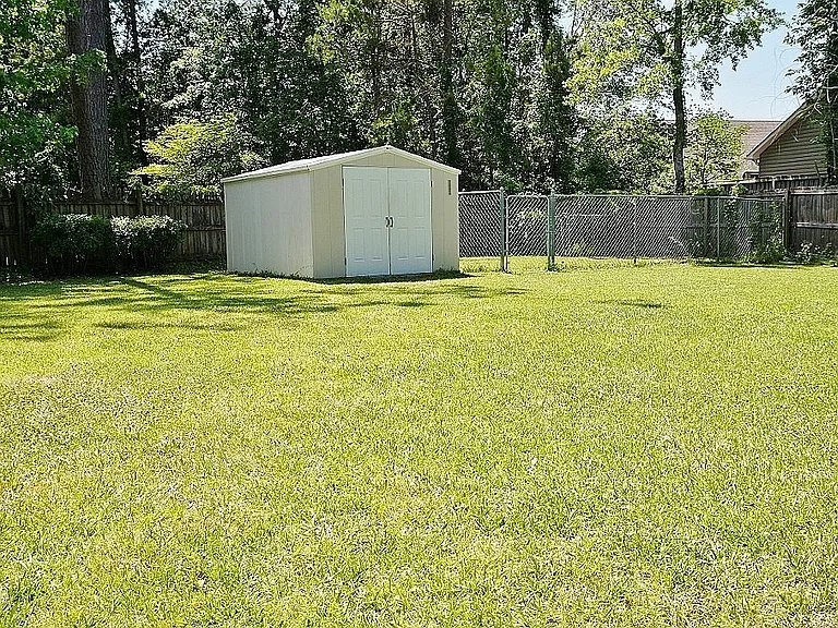 408 Hampshire Pl — Photo 2