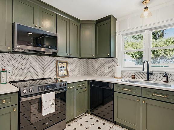 2nd image of 256 Blackman Rd