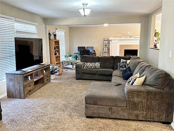 5th image of 810 Country Club Dr