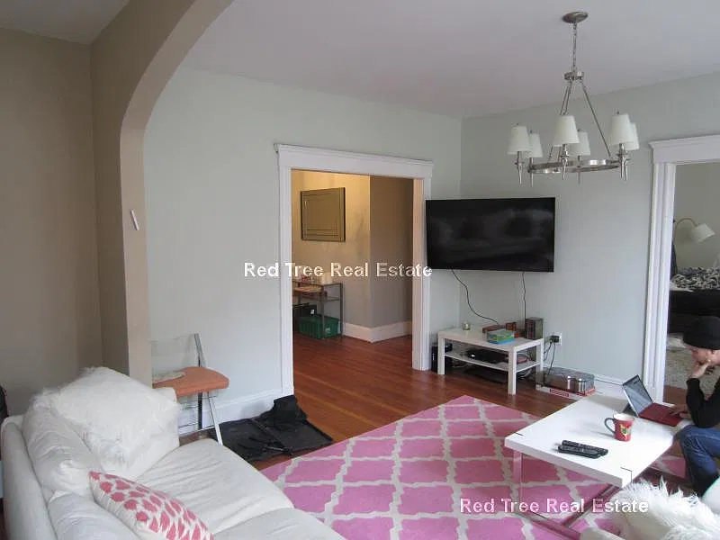 5 bed, 2000 sqft, $8,400 — Photo 2