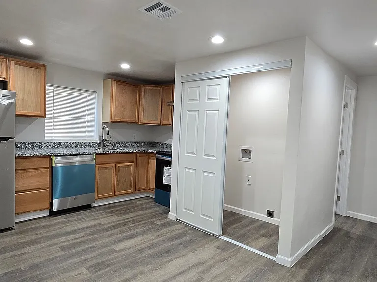 Clems Road Apartments — Photo 31