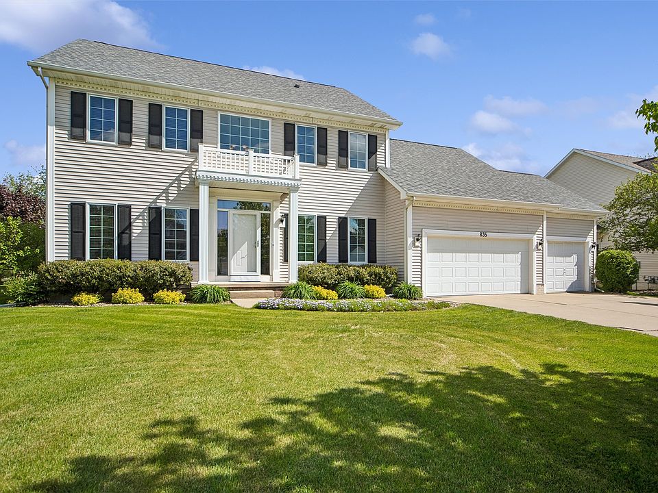 1st image of 835 SE Westwoods Dr