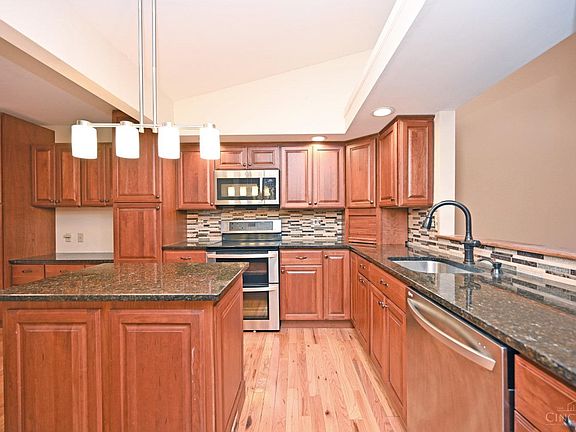 5th image of 228 Centerbury Ct