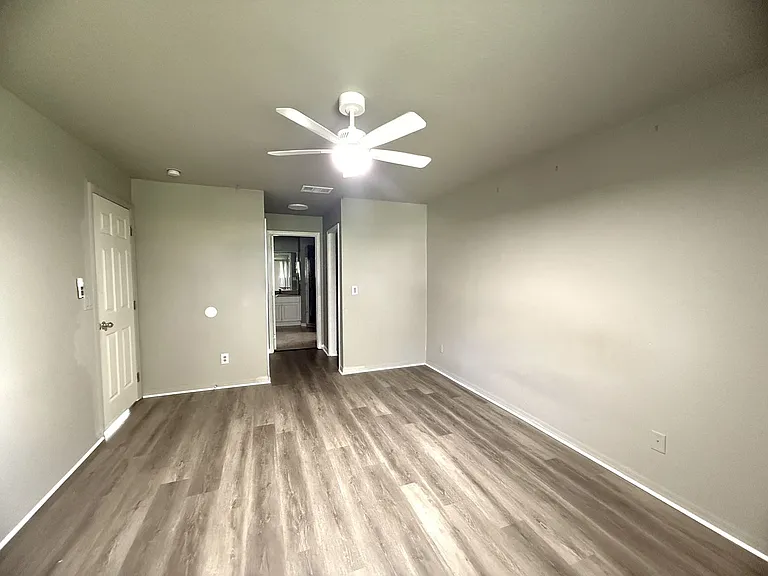 302 NW 2nd Pl — Photo 7