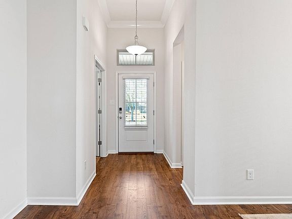 5th image of 388 Lakeshore Vlg E