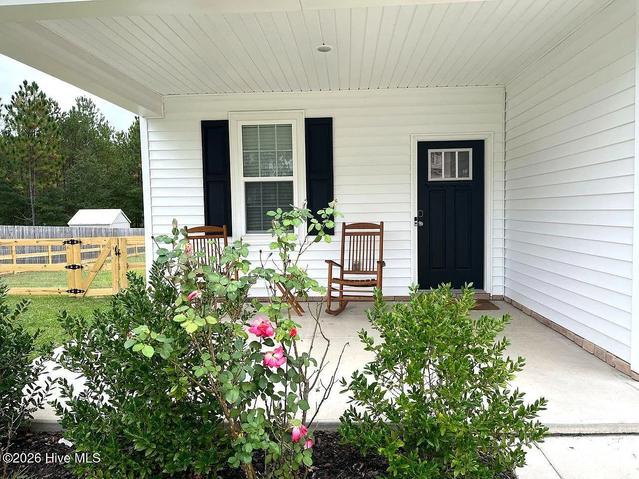 3 bed, 2.5 bath, 2030 sqft, $2,100 — Photo 2