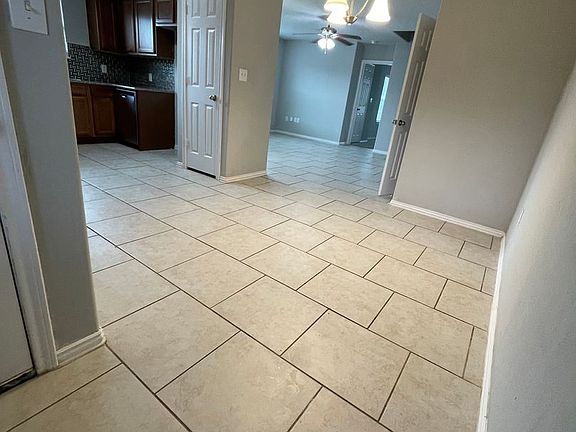 3rd image of 1101 Parkview Dr