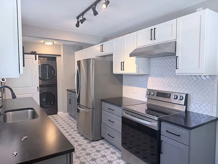 1141 E Madison St — Photo 18