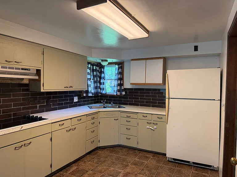 110 E Snow St — Photo 2