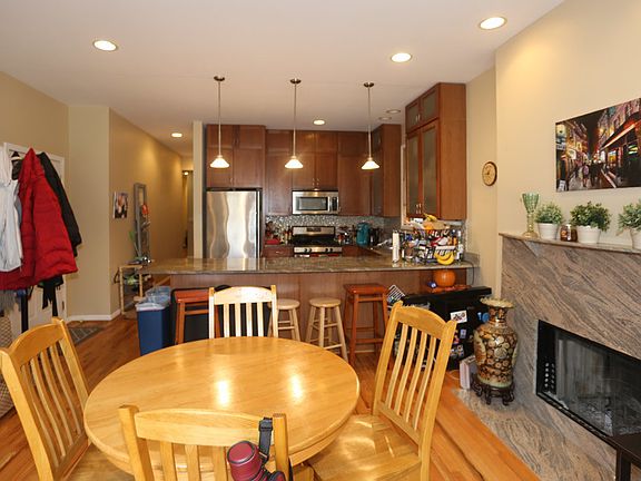 5th image of 943 N Leavitt St #S1