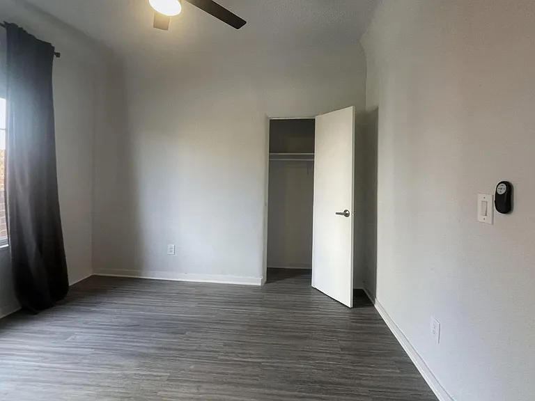Alex Court Apartments — Photo 26