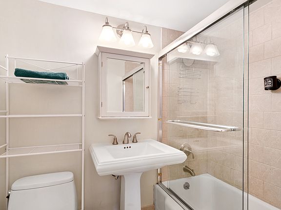 5th image of 301 E 63rd St #E14