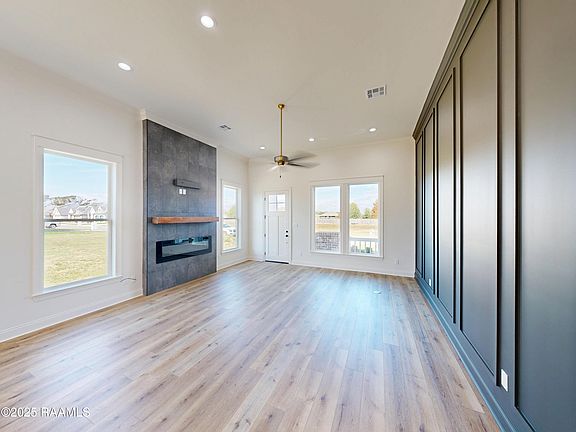 2nd image of 138 Lakes Edge Dr