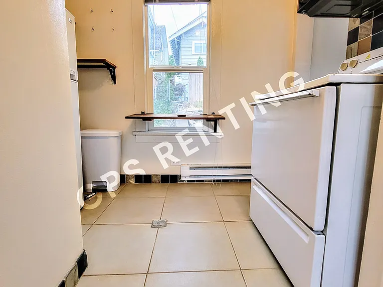 5236 1/2 11th Ave NE — Photo 8