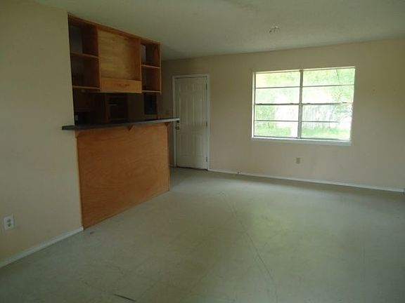 5th image of 210 Solis Ln