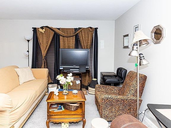 5th image of 5189 Ville Camelia Ln