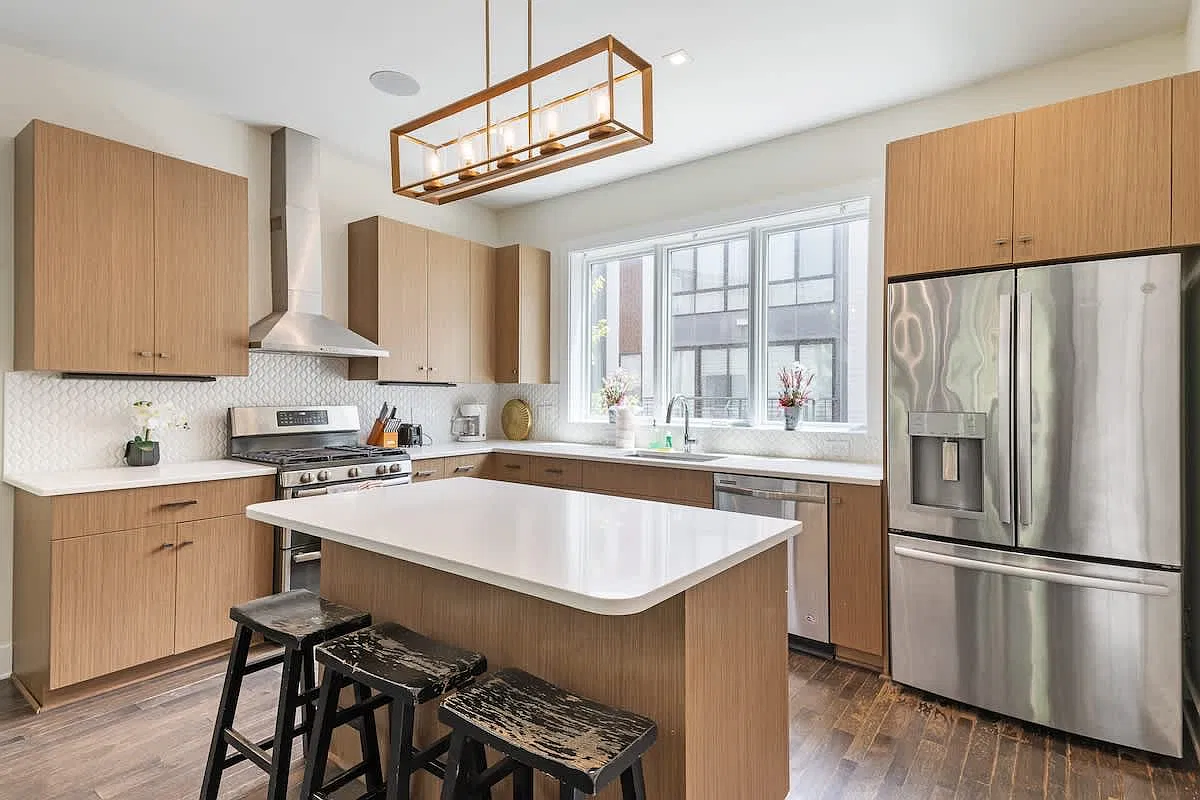 4 bed, 2017 sqft, $3,889 — Photo 3