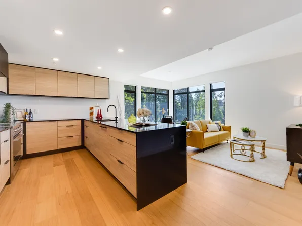 6485 Manitoba St #302, Vancouver, BC V5Y 0B8