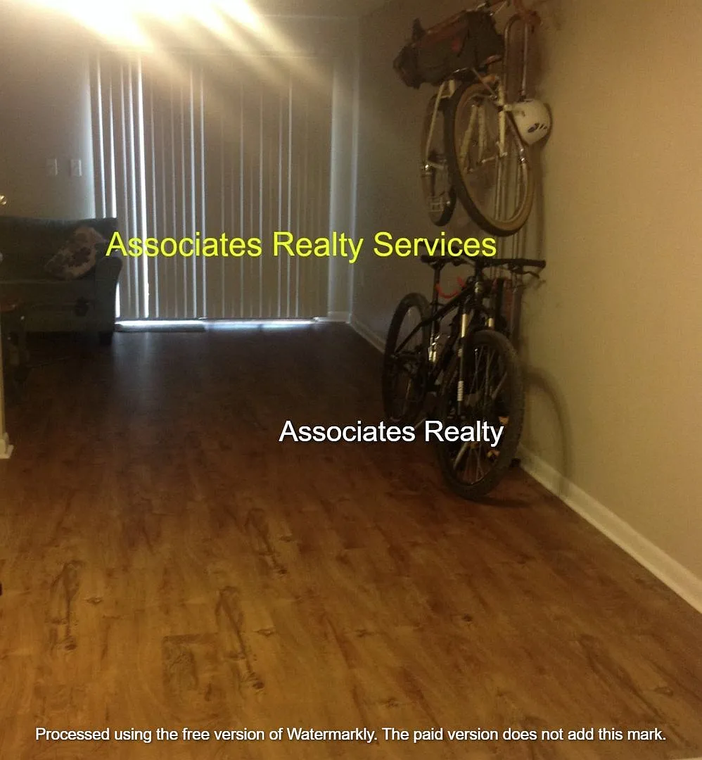 End unit in Tiffany, Look! SubLease — Photo 4