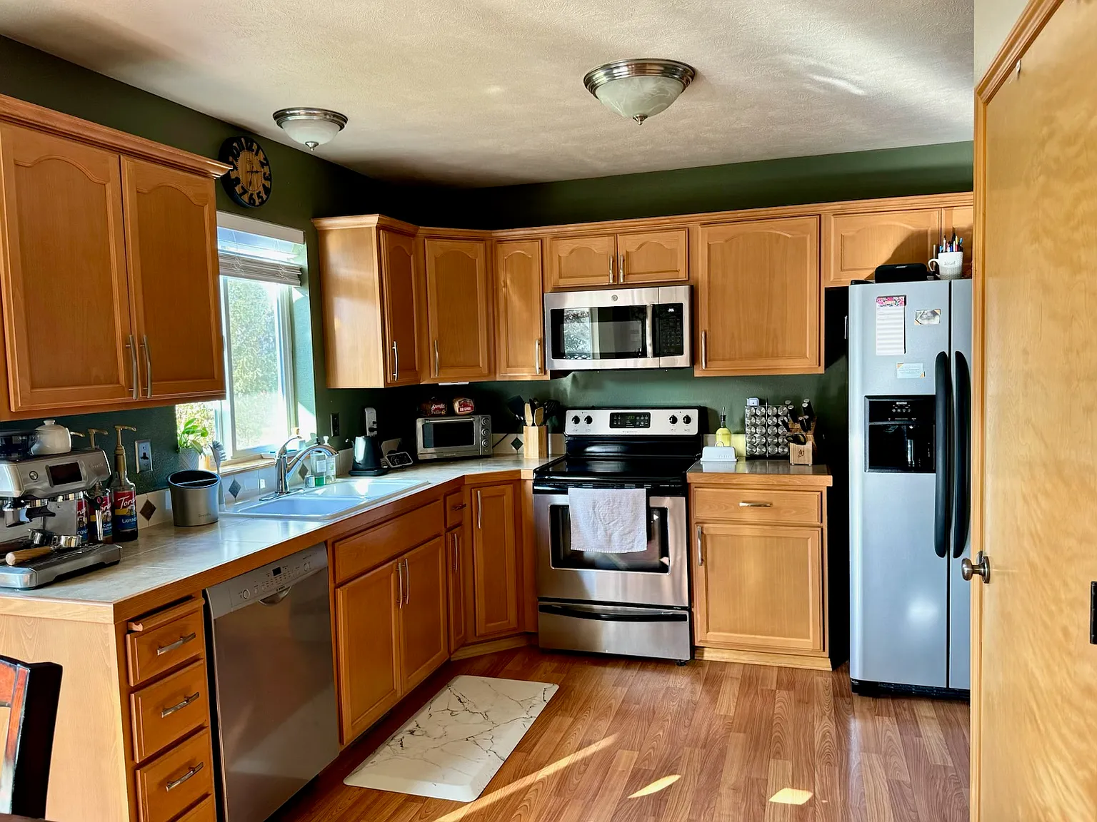 3 bed, 2.5 bath, 1614 sqft, $2,200 — Photo 3