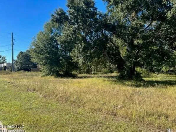 2186 Pass Rd, Biloxi, MS 39531