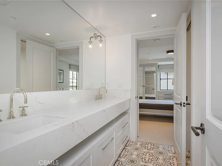2903 Manhattan Ave — Photo 25