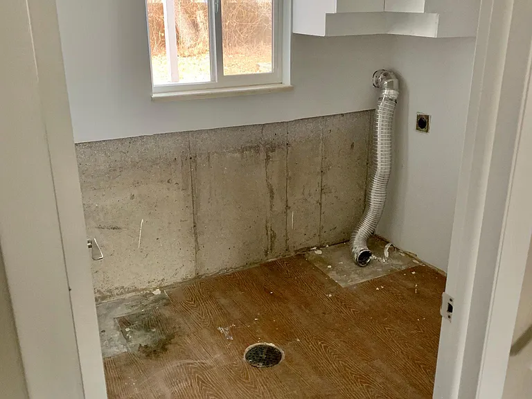 Laundry room with hook ups