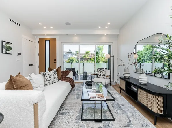 676 E 22nd Ave #2, Vancouver, BC V5V 1V4