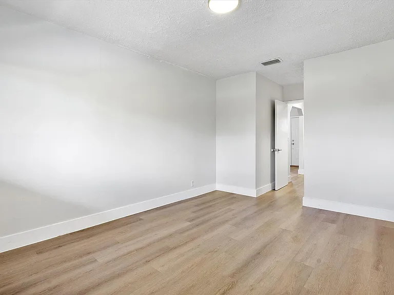 720 NE 7th St #9 — Photo 24